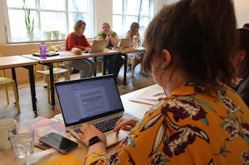 Vrouw krijgt opleiding over hoe je best webteksten kan schrijven