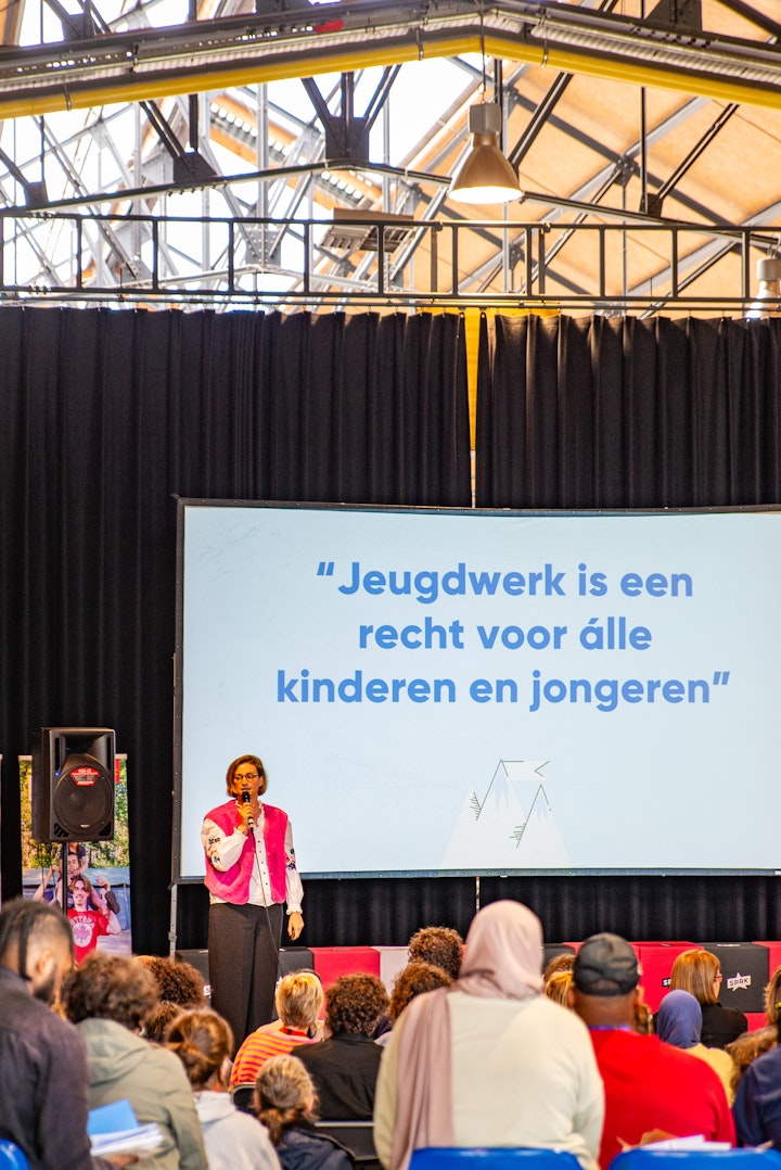 Podium met spreker en publiek