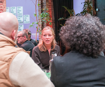 Minister Depraetere gaat in gesprek met jeugdwerkers