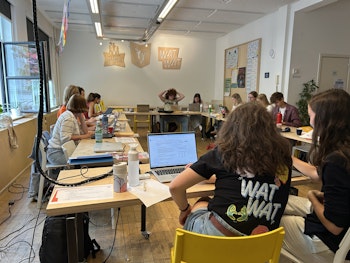 Schrijfdag WAT WAT: partners samen aan het werken op hun laptop
