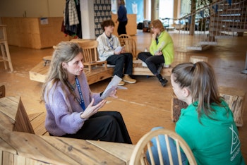 Mensen bespreken hun communicatievraagstuk