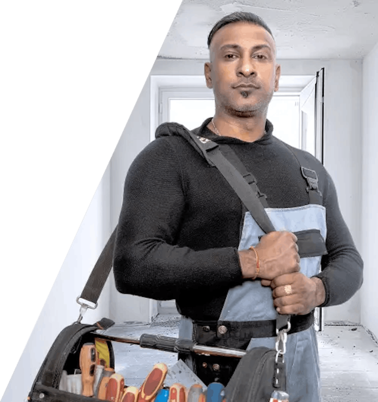 ZZP’er in de bouw aan het werk op een steiger, illustratie van ZZUPER’s verzekering voor zelfstandige bouwprofessionals
