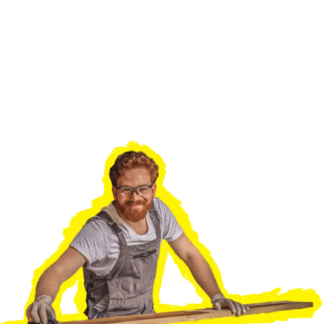 Timmerman in werkkleding die aan een houten plank werkt, als representatie van zelfstandigen in de bouwsector.