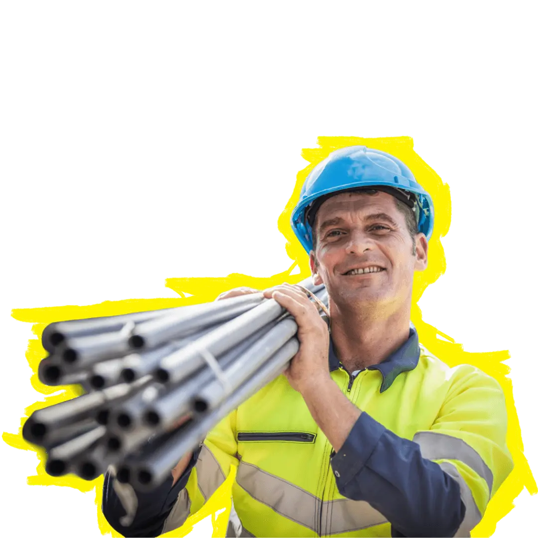 Constructiewerker met buizen op de schouder. Lachend, omdat hij verzekert is van een noodbuffer
