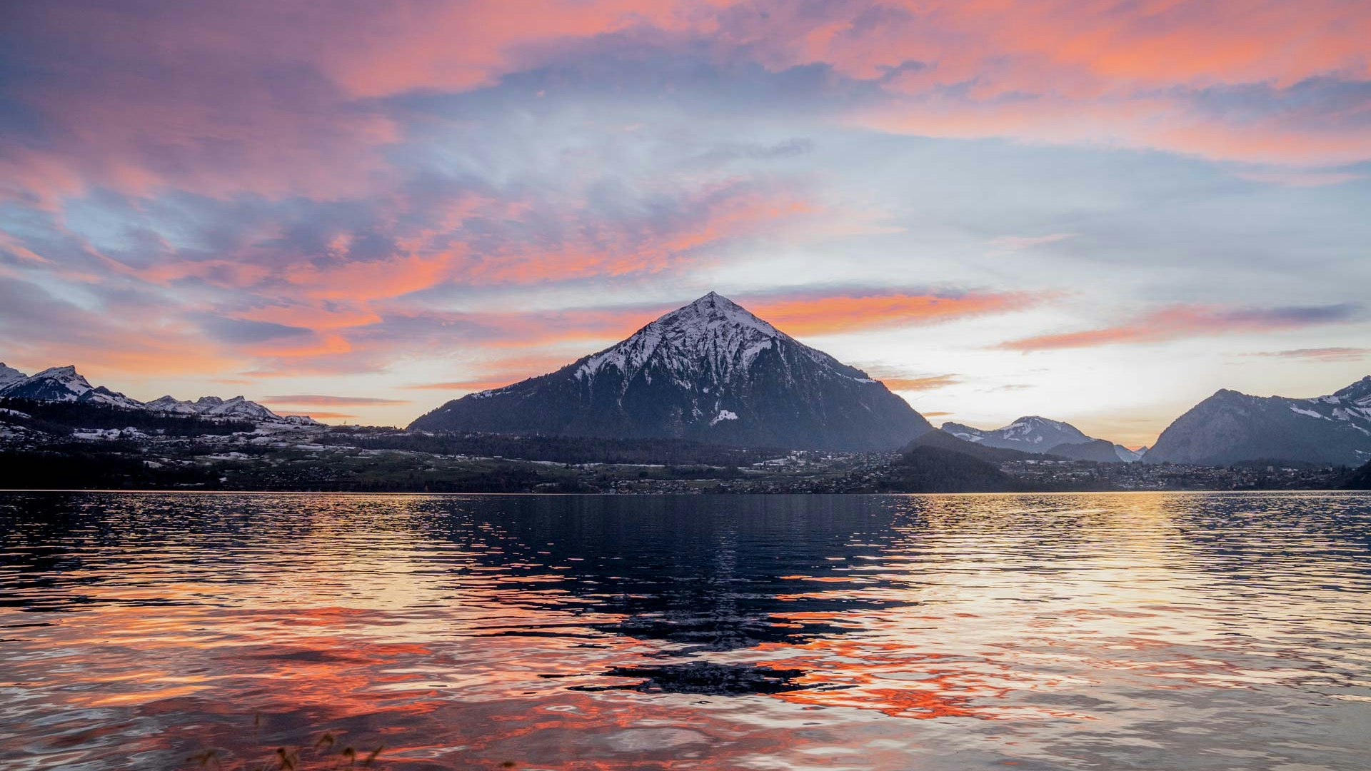 Coucher de soleil sur le Niesen et le lac de Thoune Devant le lac, derrière le Niesen et tout cela dans une lumière crépusculaire orange et bleue