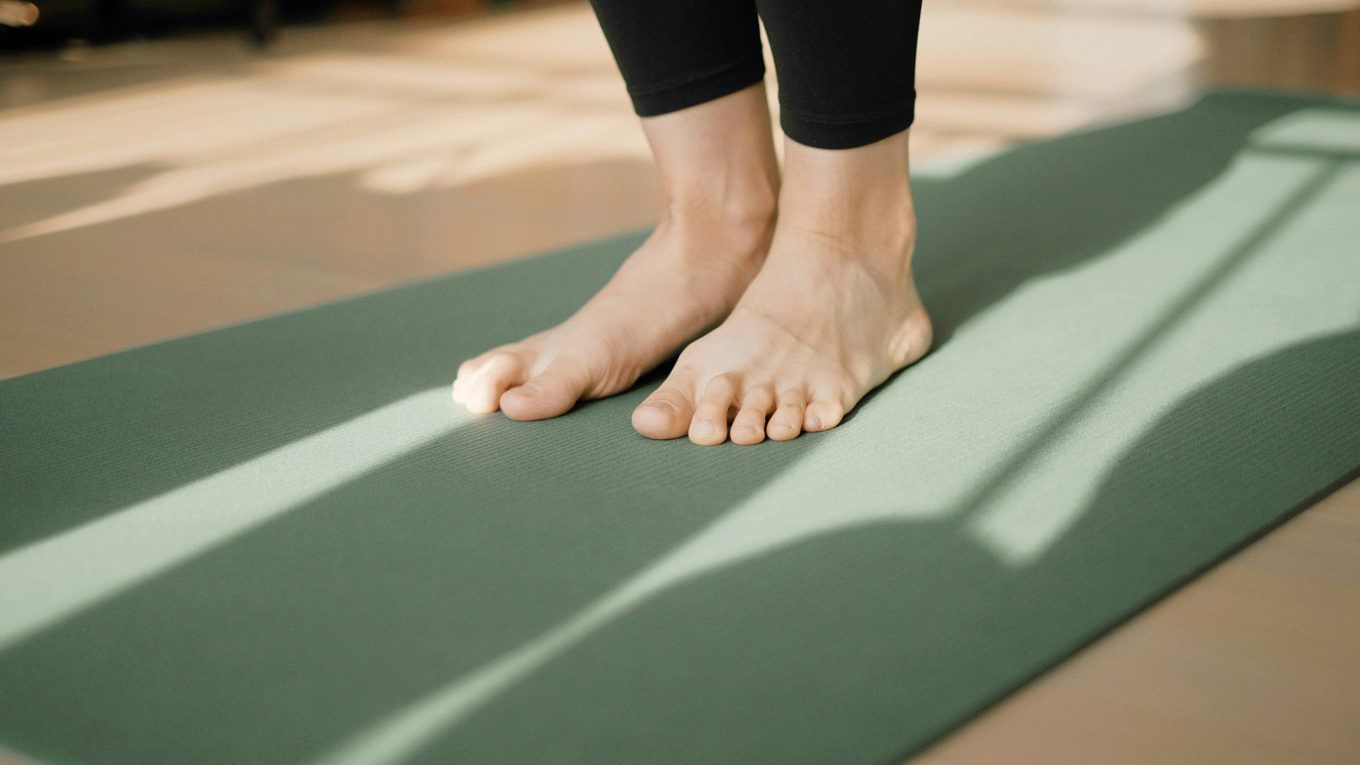 Beatus Yoga Füsse auf einer grünen Yogamatte in der Sonne