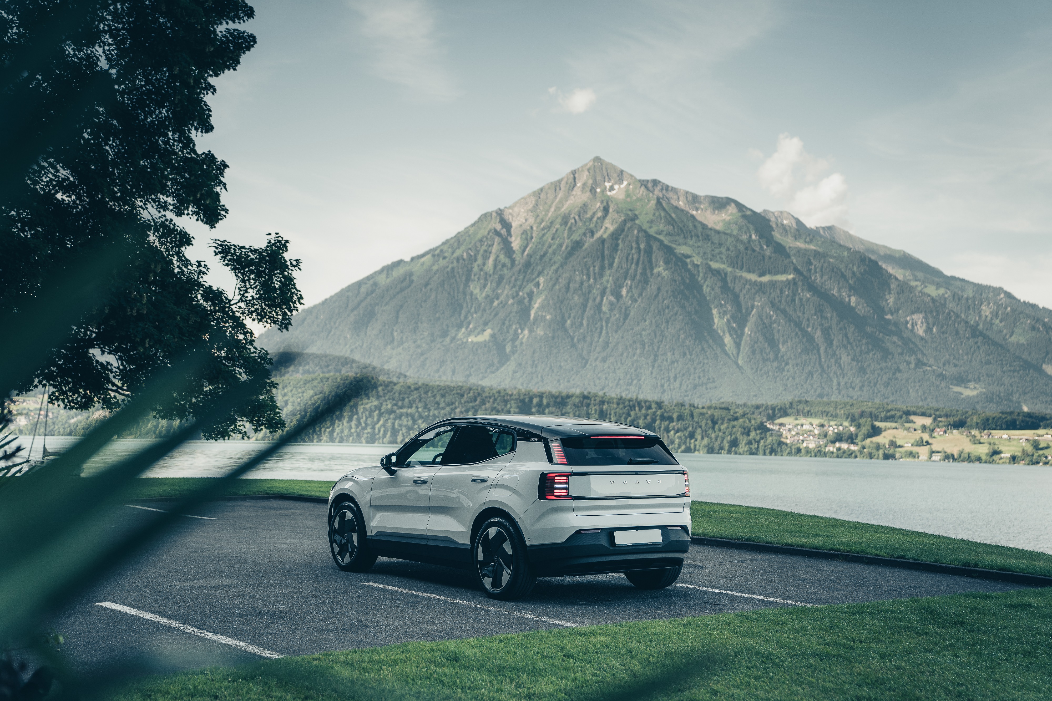 White Volvo on parking infront of Niesen