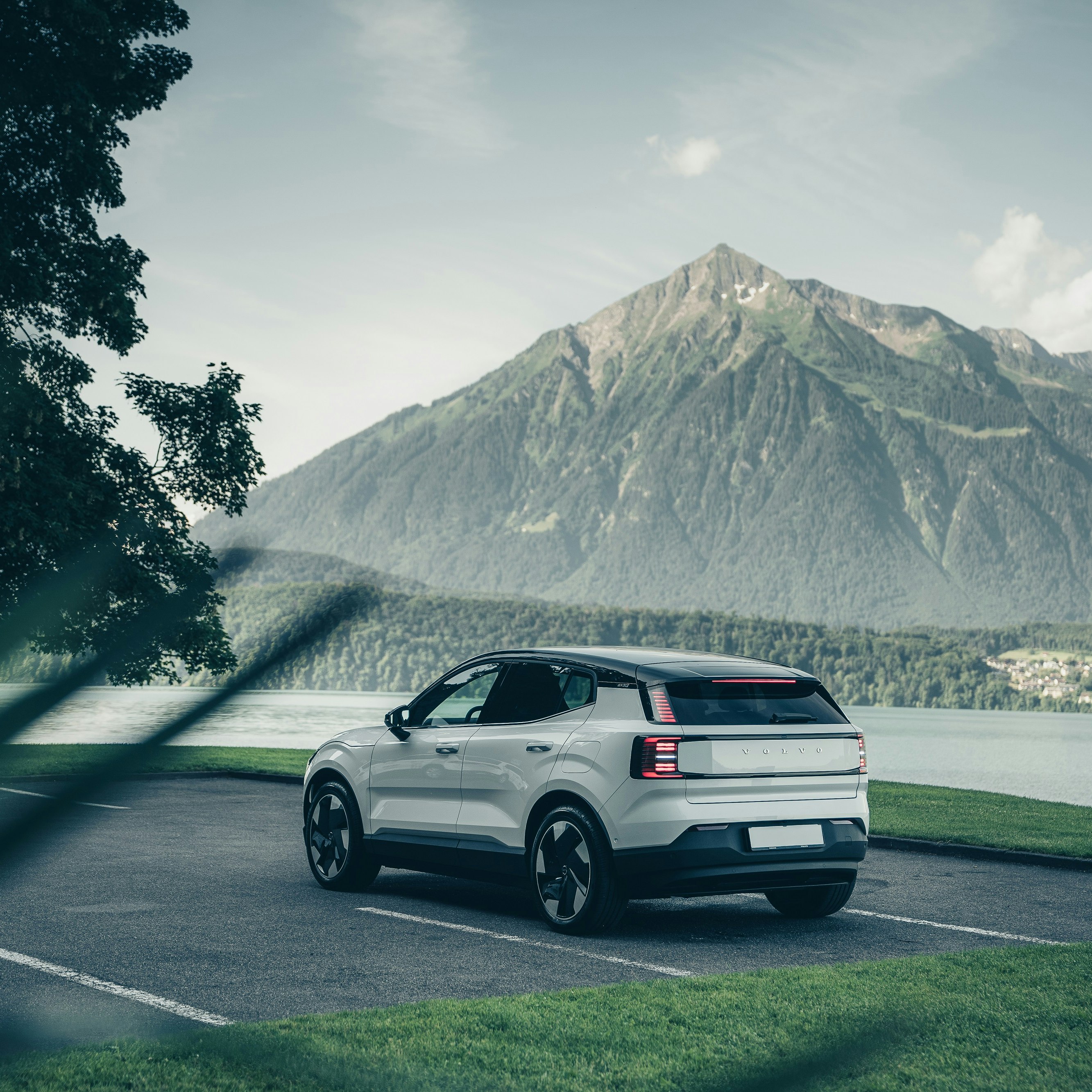 Volvo_Niesen Weisser Volvo auf Parkplatz vor Niesen