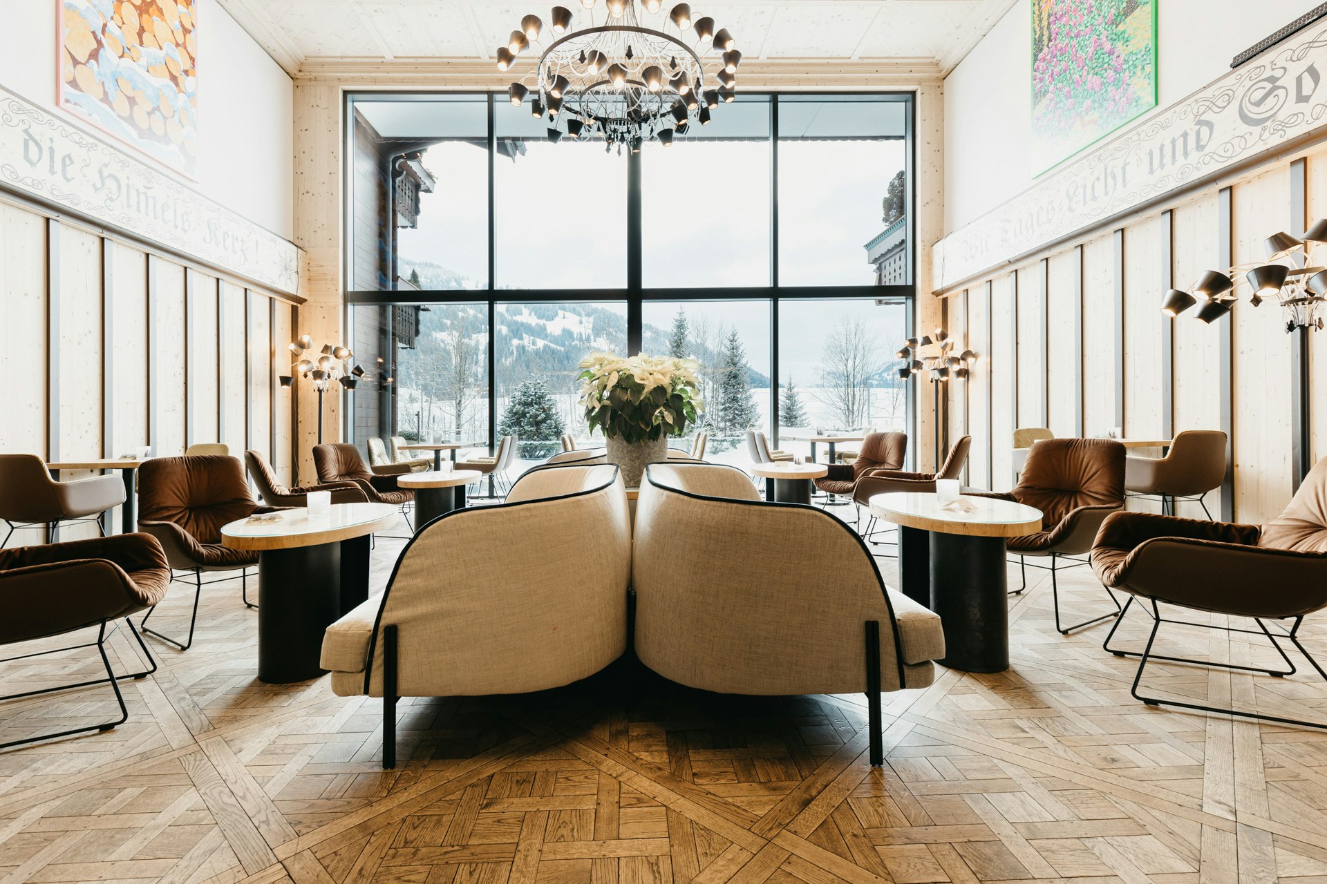 Hall de l'hôtel « Bärgblick » avec vue sur le paysage hivernal