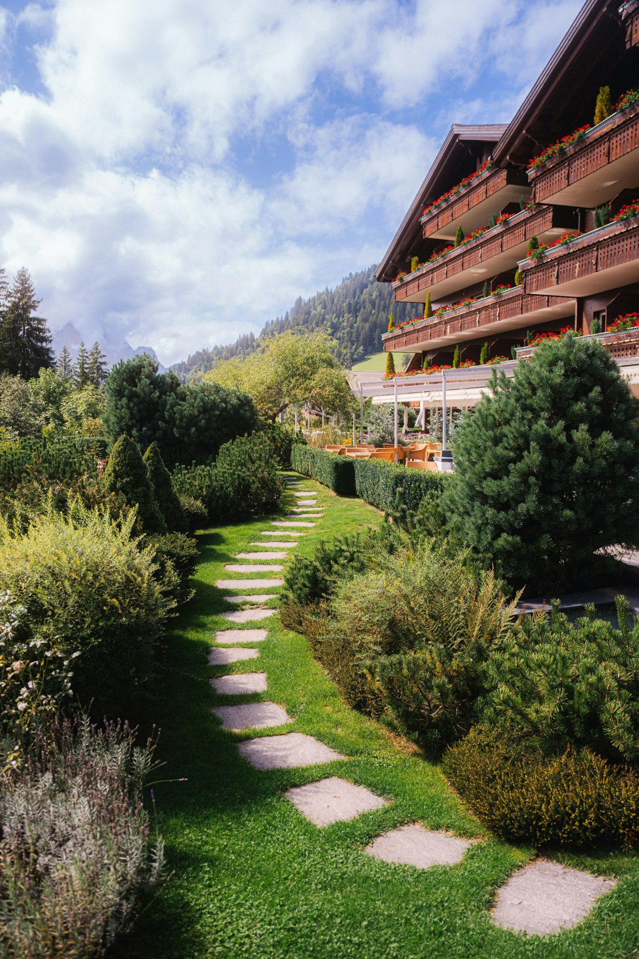 Grande maison de style chalet, précédée d'un parc