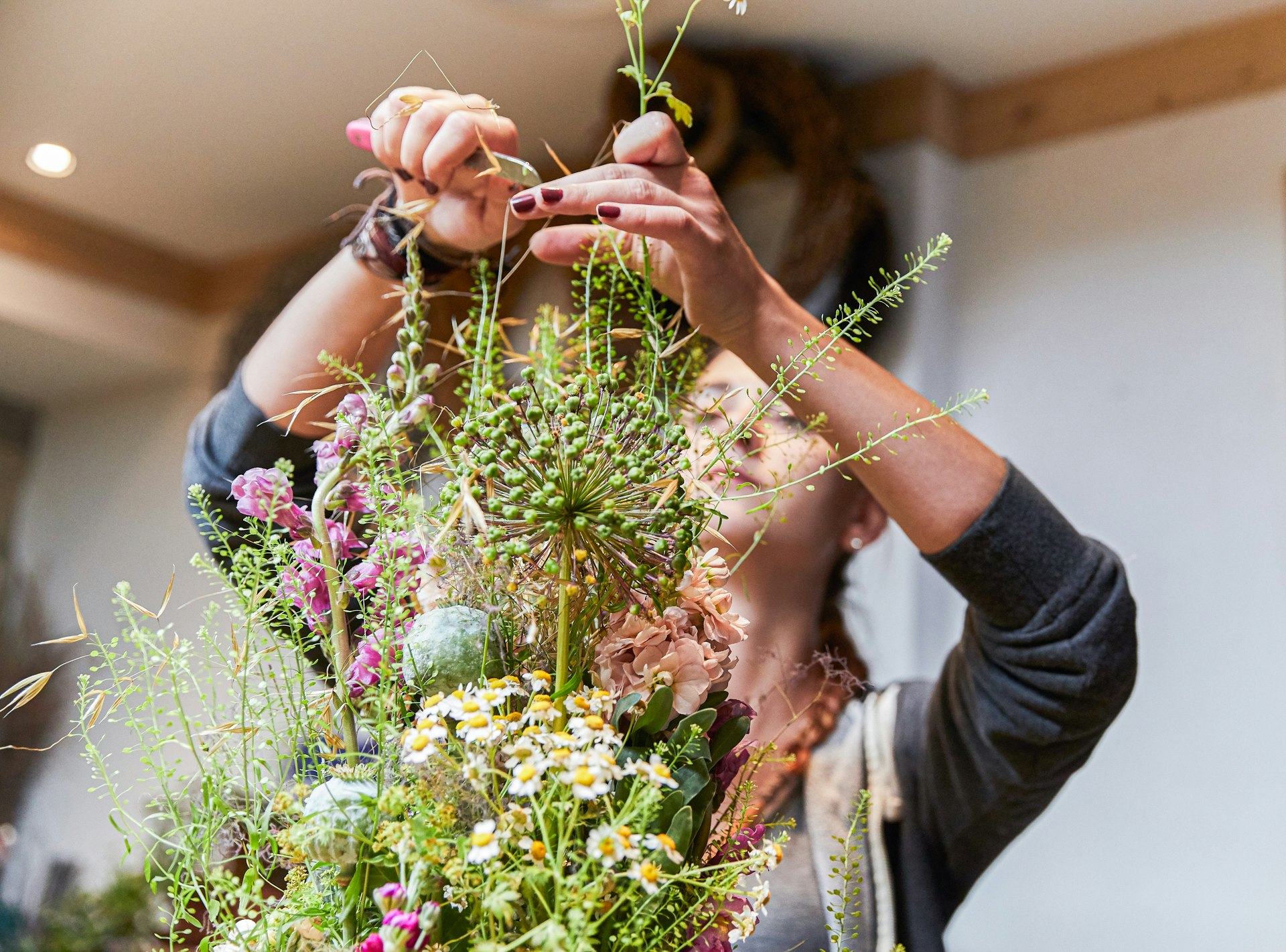 Une femme arrange un bouquet de fleurs sauvages