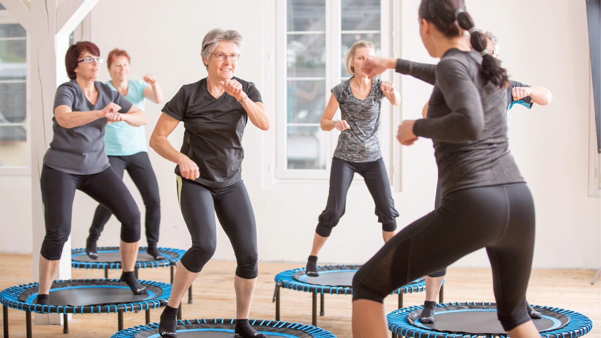 bellicon-Retreat im Hotel Ermitage Frauen machen Übungen auf einem Trampolin