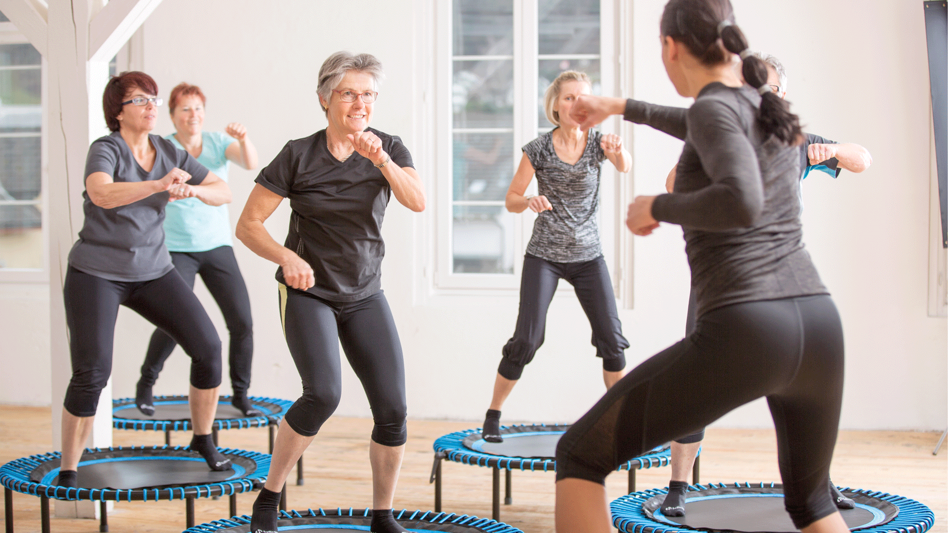 Retraite bellicon à l'hôtel Ermitage Les femmes font des exercices sur un trampoline