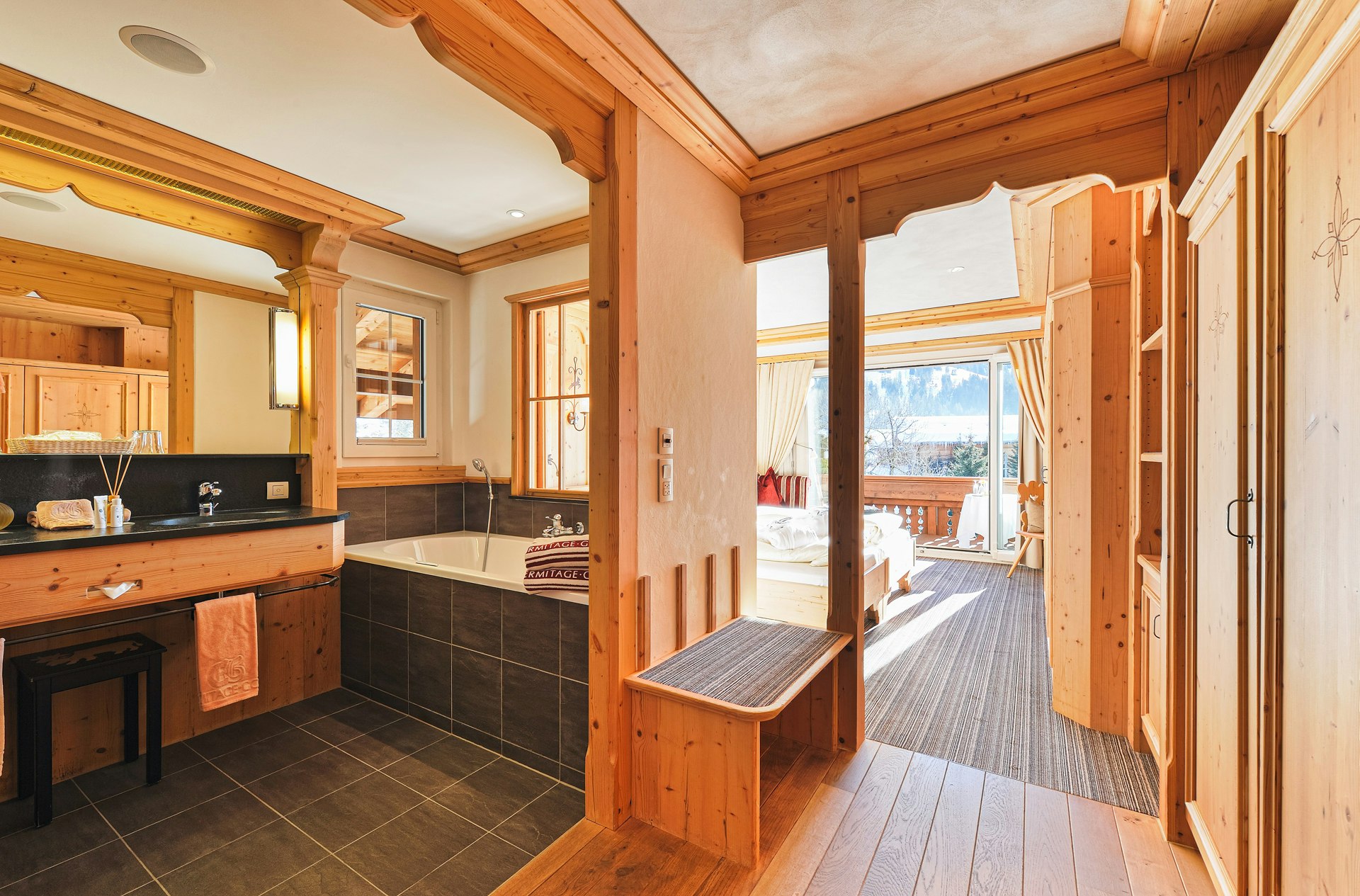 Blick vom Flur in Badezimmer und Schlafzimmer