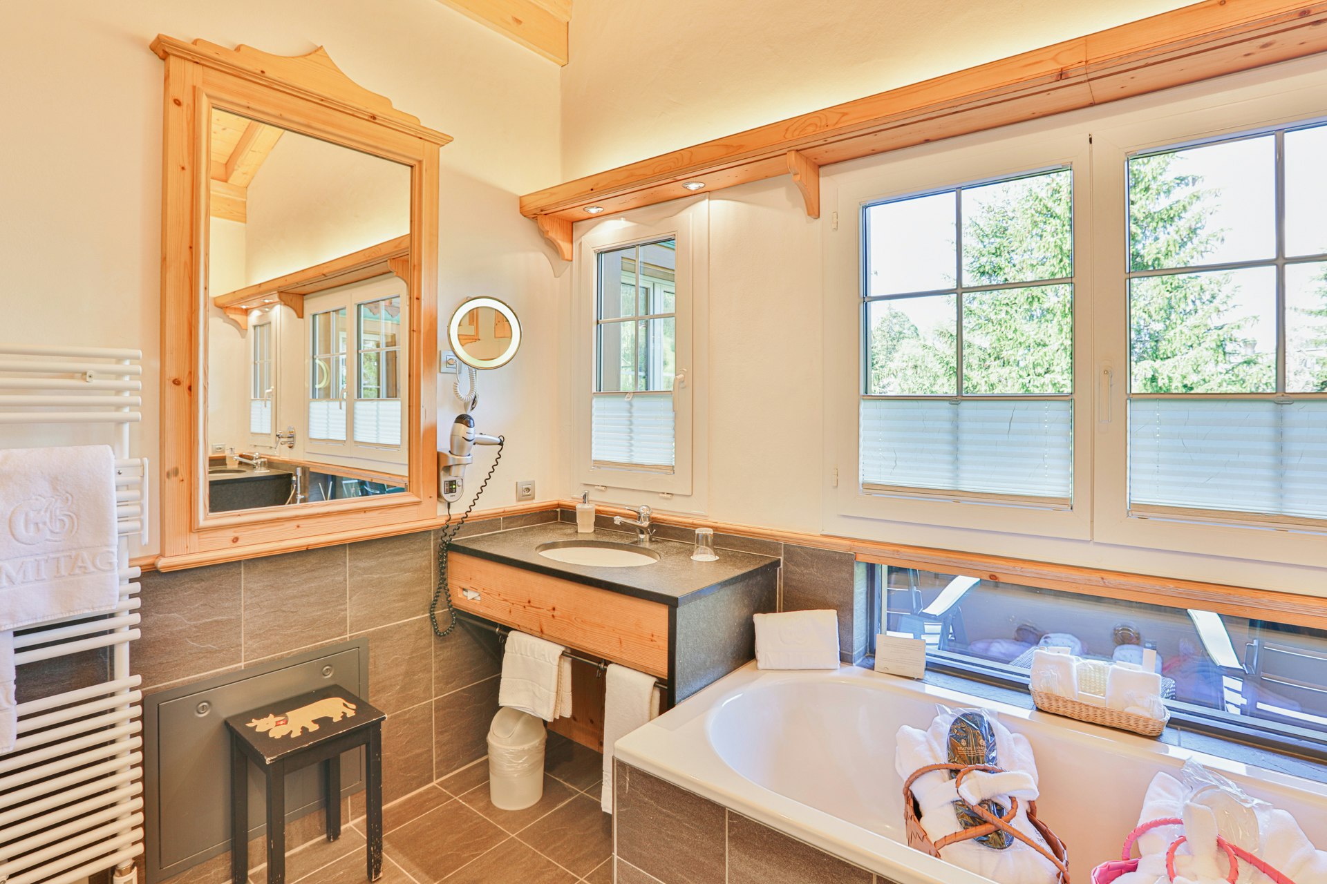 Salle de bains avec baignoire, un lavabo et une fenêtre