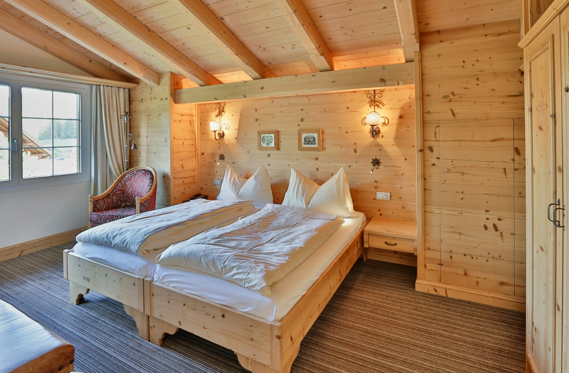 Chambre à coucher à boiseries avec deux lits séparés