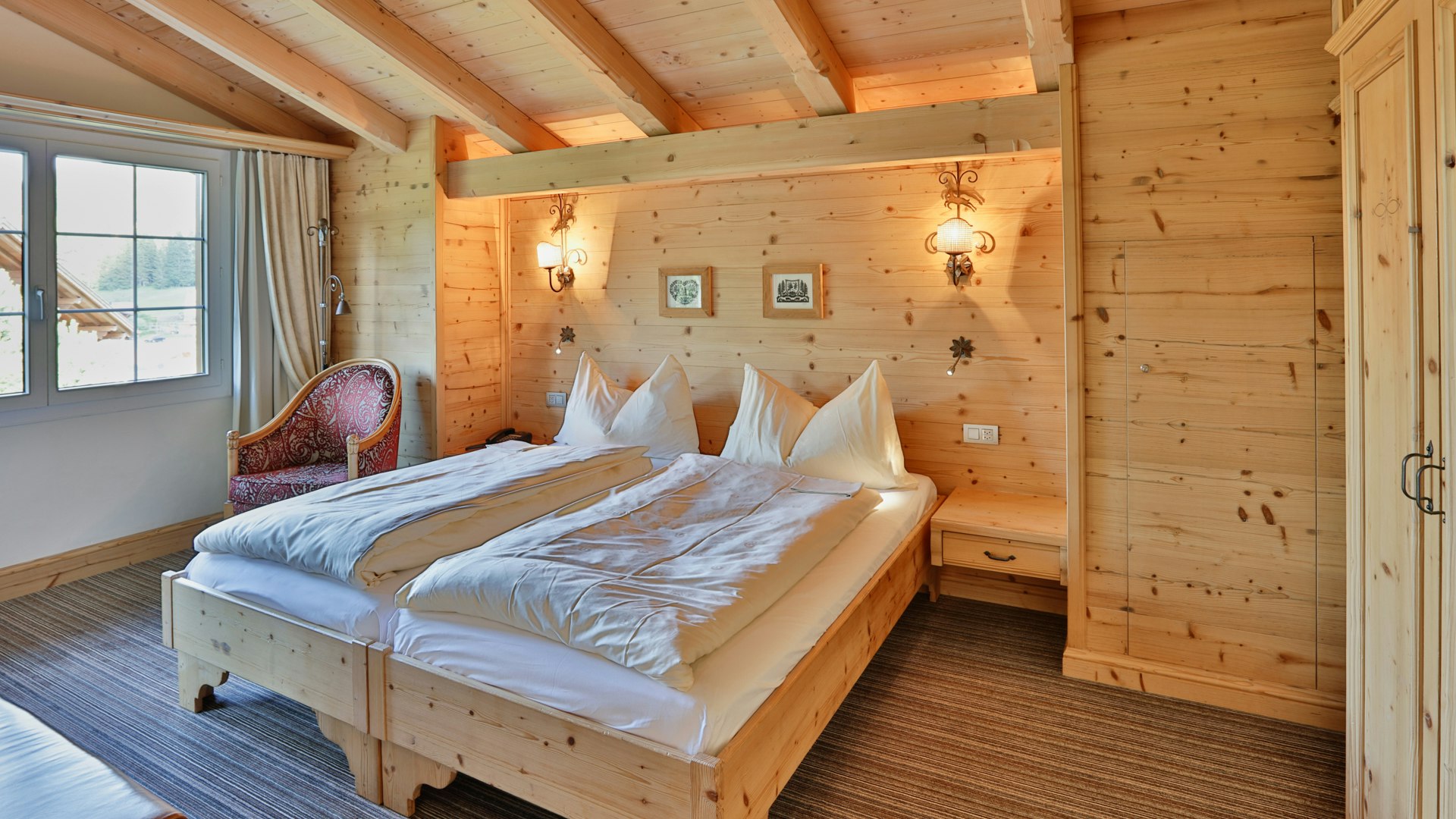 Suite familiale Hornberg à l'hôtel Ermitage Chambre à coucher à boiseries avec deux lits séparés