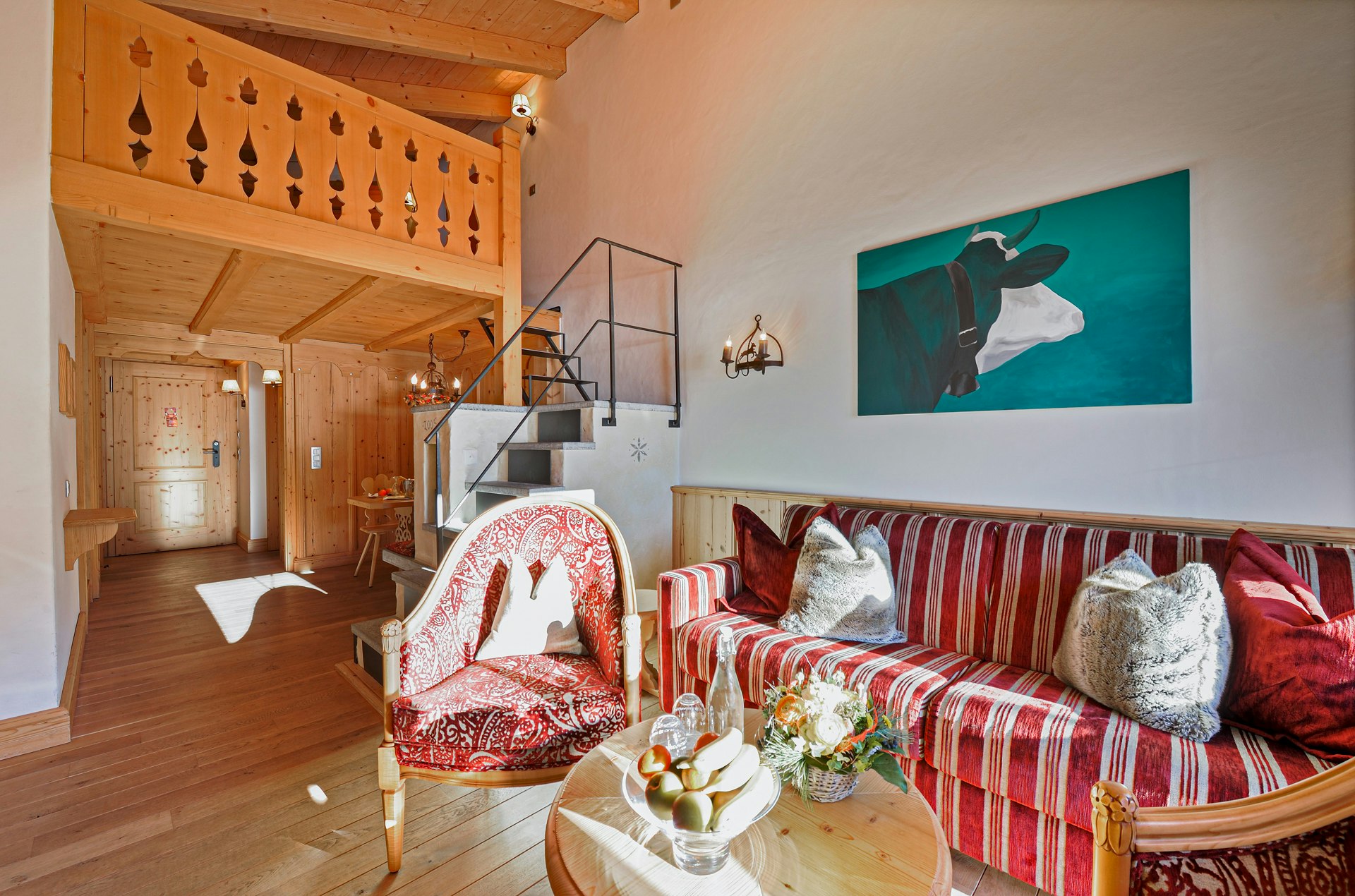 Wohnzimmer mit Sofa und Polstersessel, Bild an der Wand, Galerie