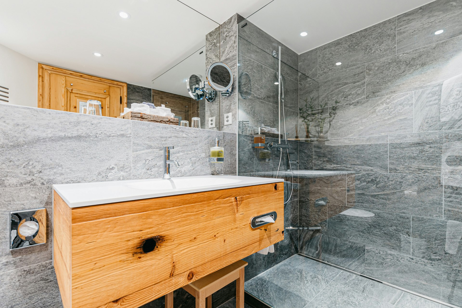 Marmorgefliestes Bad mit eingebautem Waschbecken und Dusche