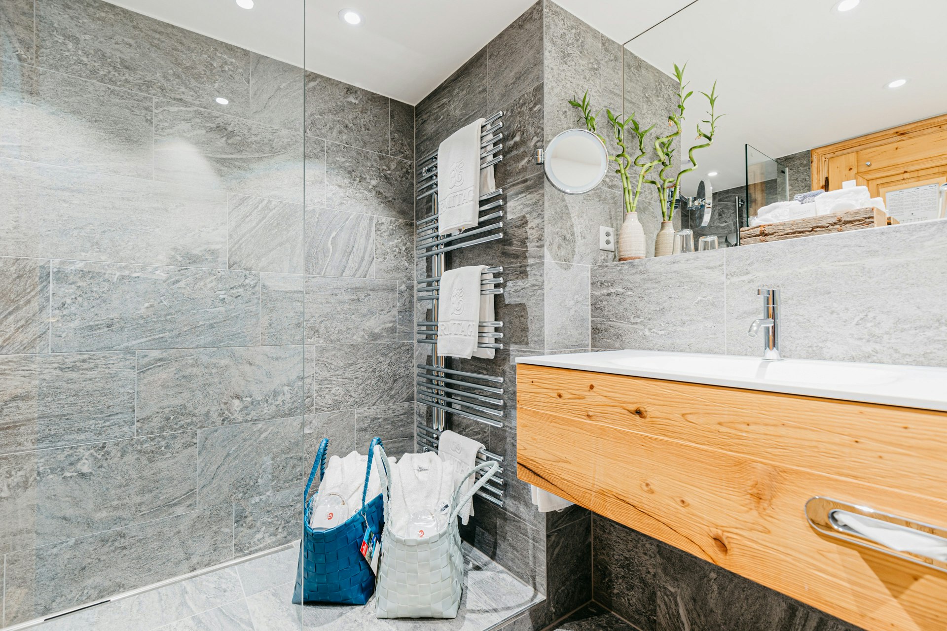 Salle de bain avec douche et lavabo, carrelage en marbre