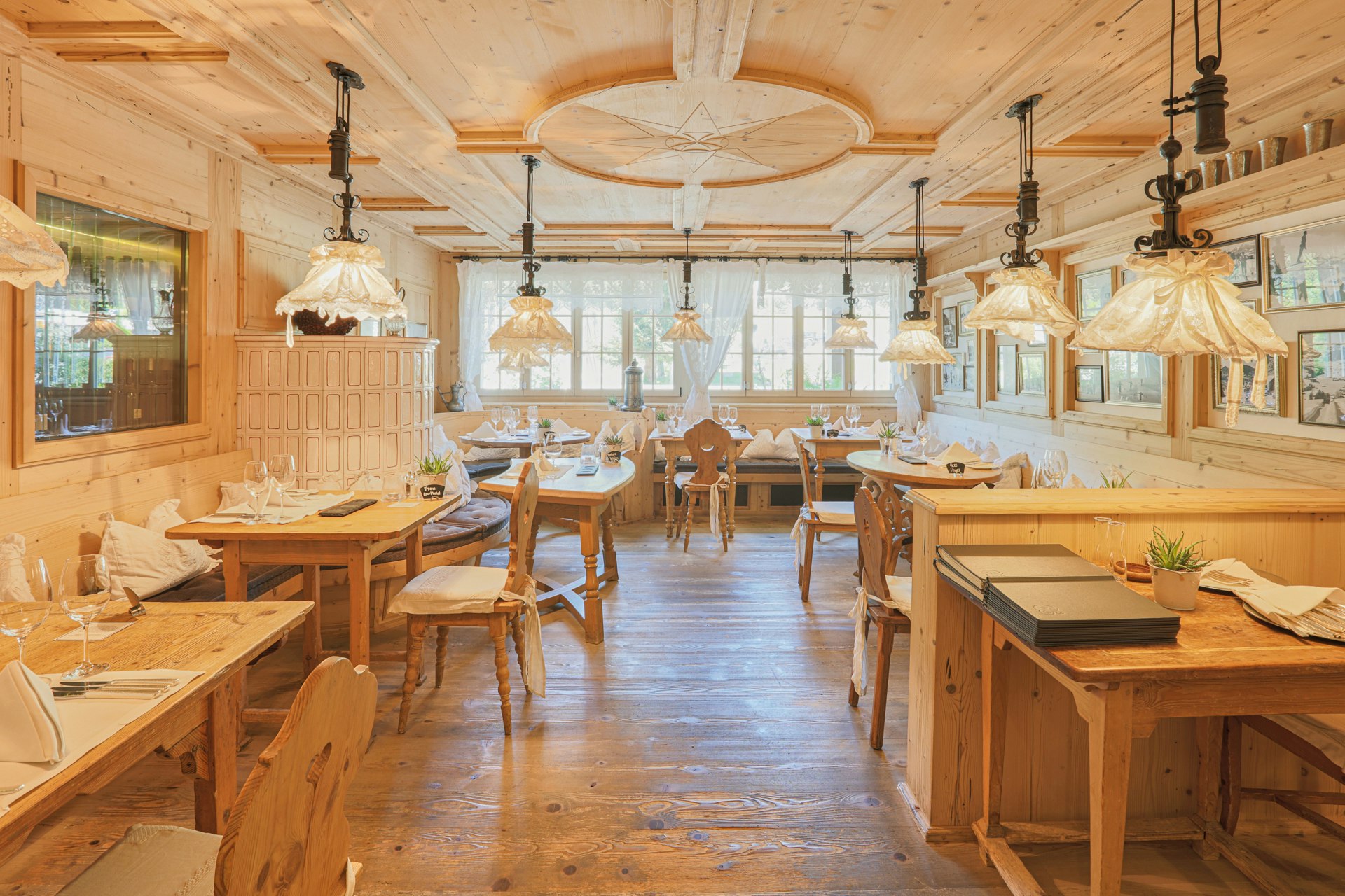 Ganz mit Holz ausgestattetes Restaurant mit Hängelampen aus weissem Stoff