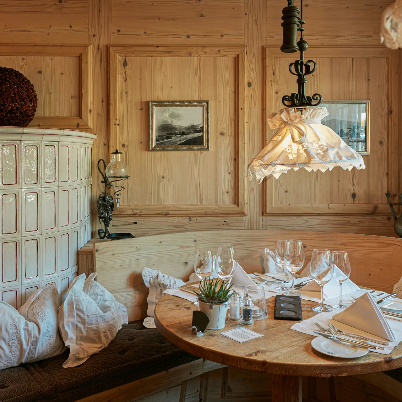 Chuchichäschtli im Hotel Ermitage Gemütliche Sitzecke in einer holzvertäfelten Gaststube mit Kachelofen