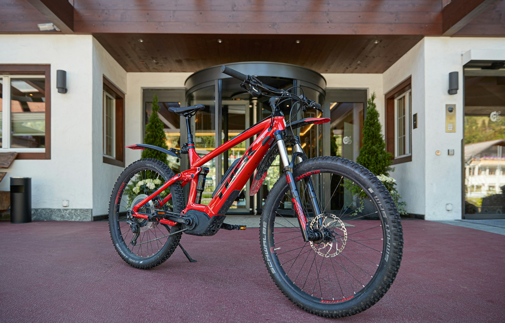 Rotes Mountainbike vor Hoteleingang