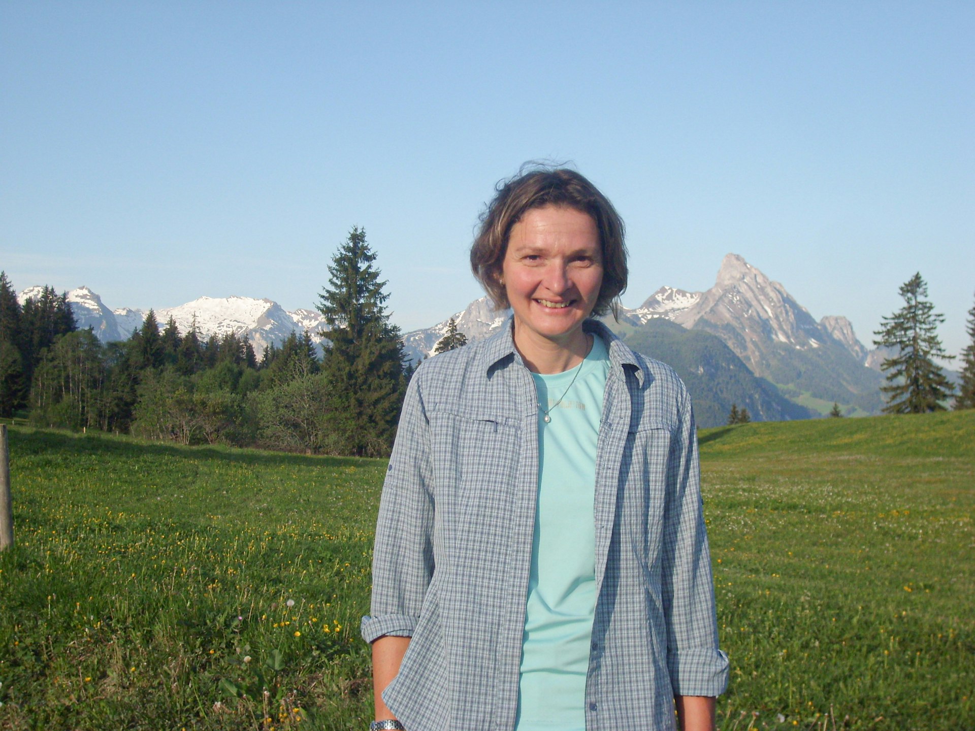 Lachende Frau in Berglandschaft