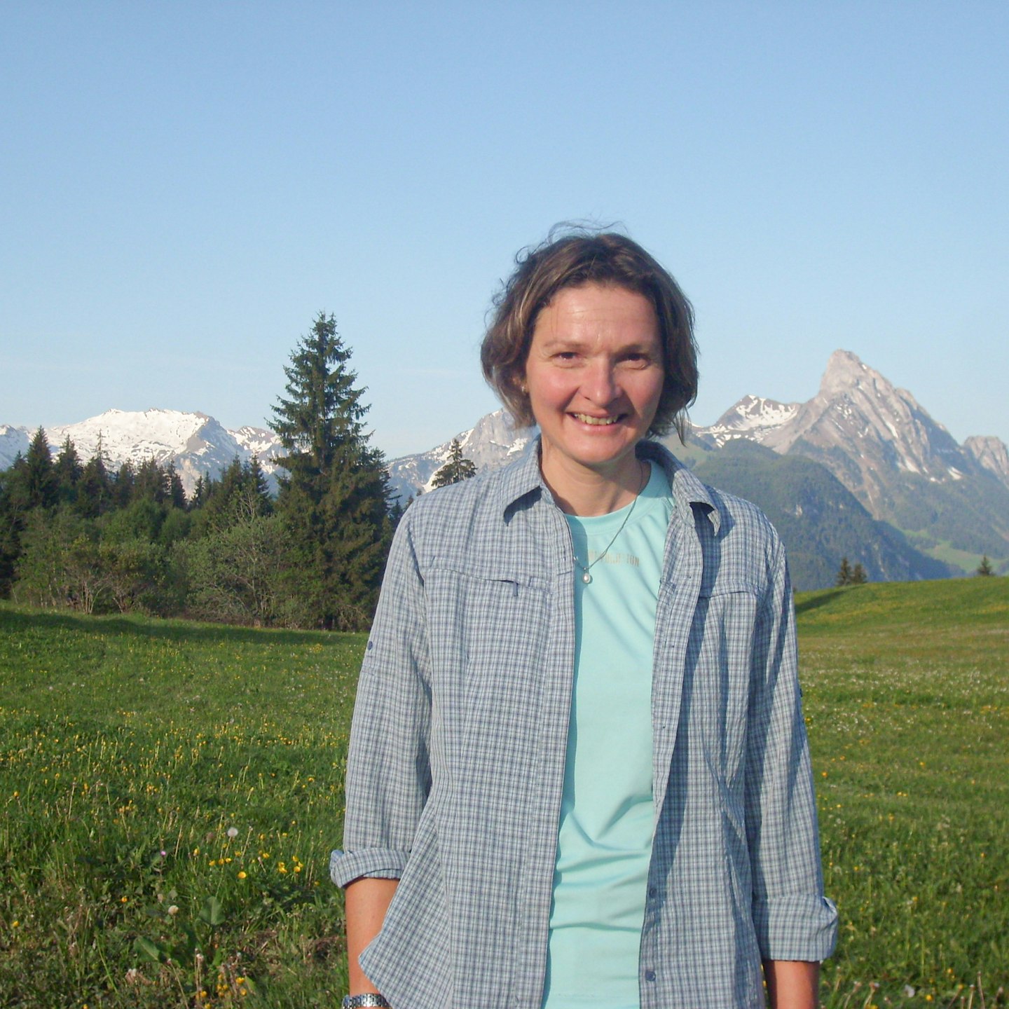 Ruth Blaser, Natur-Guide im Hotel Beatus Lachende Frau in Berglandschaft