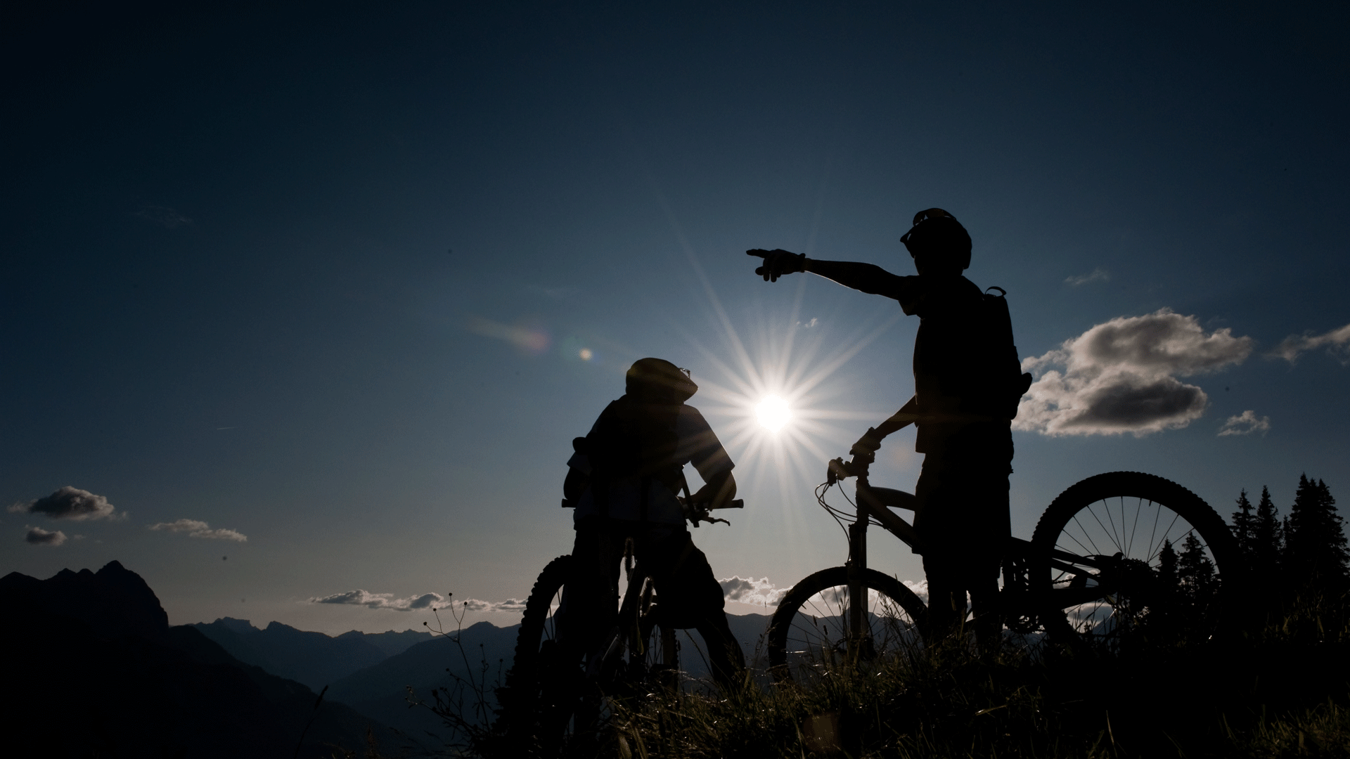 Velofahrer Zwei Radfahrer, die gegen das Sonnenlicht pausieren.