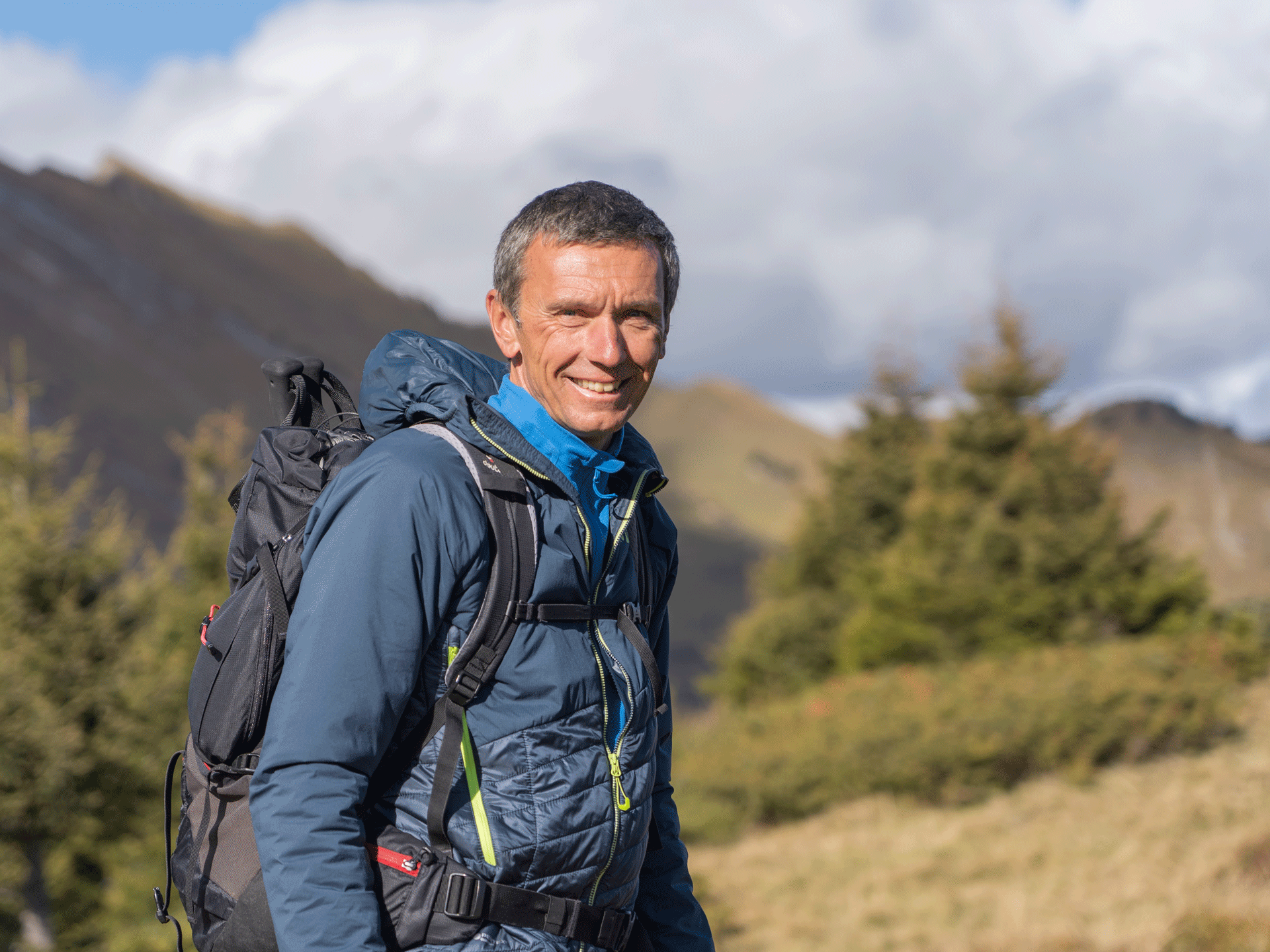 Lächelnder Mann in Berglandschaft