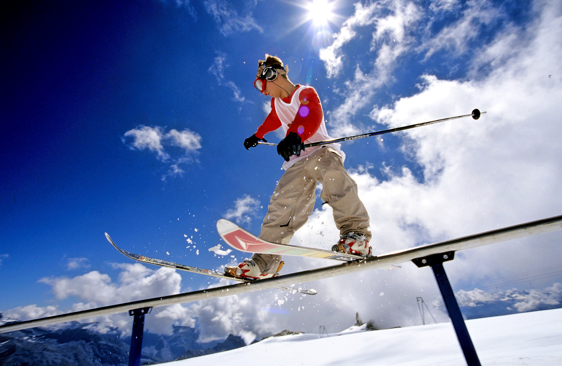 Skifahrer in Gletscherlandschaft bei strahlender Sonne