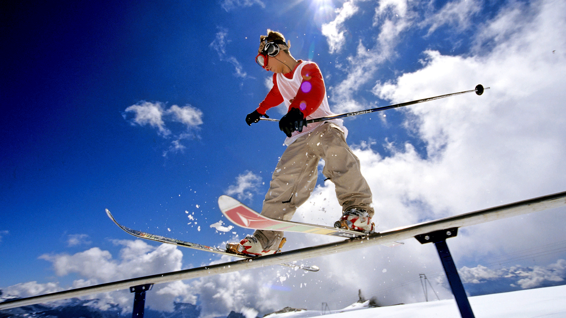 Skieurs dans le snowpark Glacier 3000 Skieurs dans un paysage de glacier sous un soleil radieux