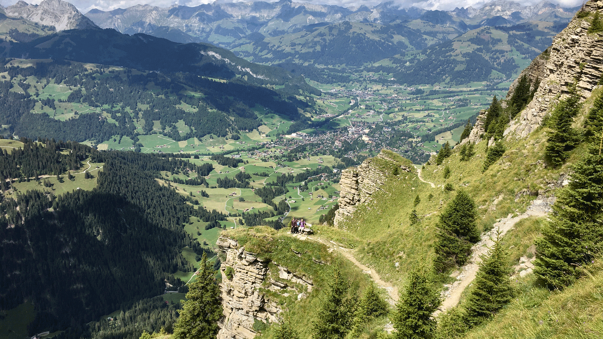 Wanderer im Saanenland Berglandschaft