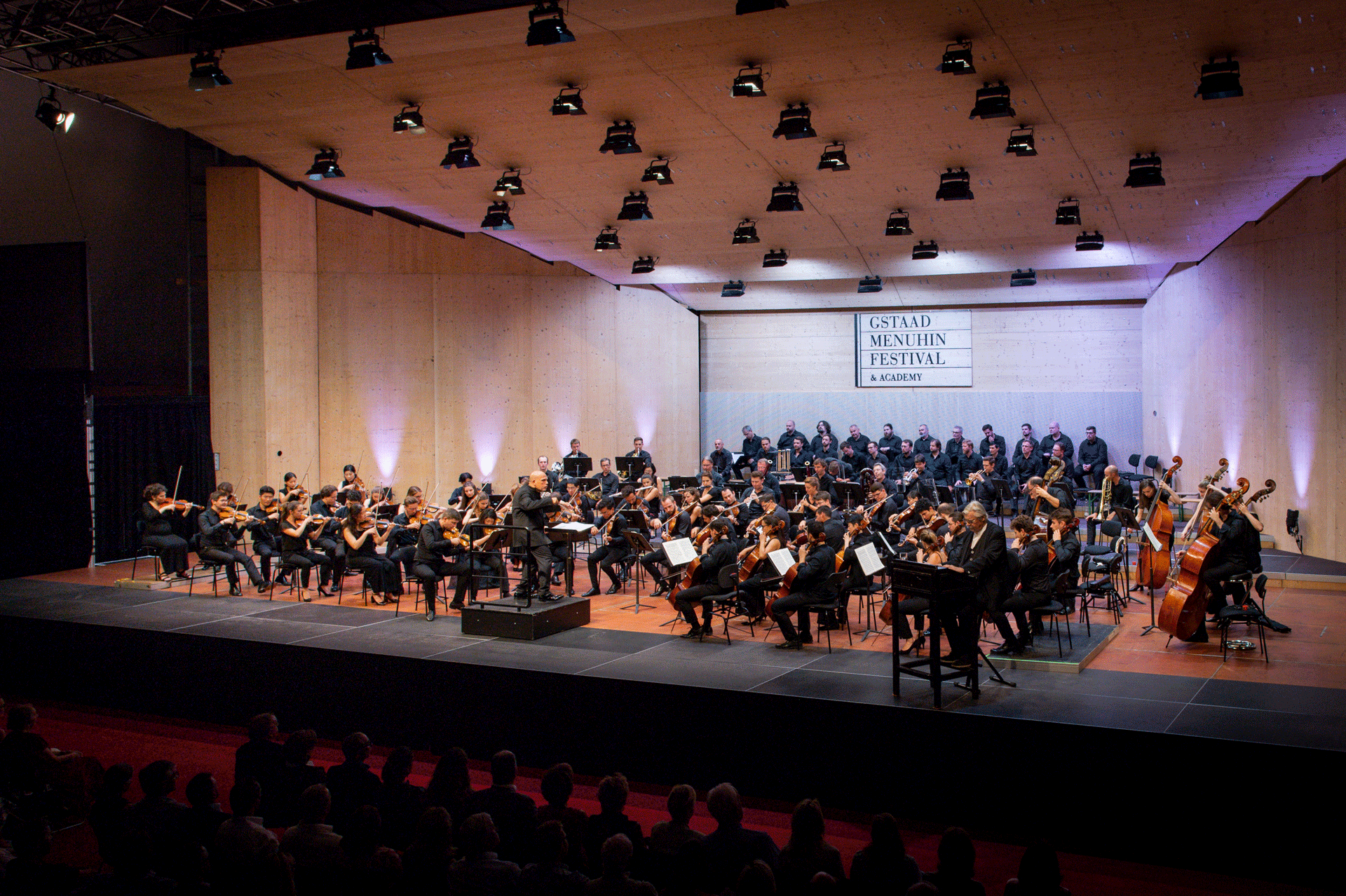 Bühne mit grossem Orchester