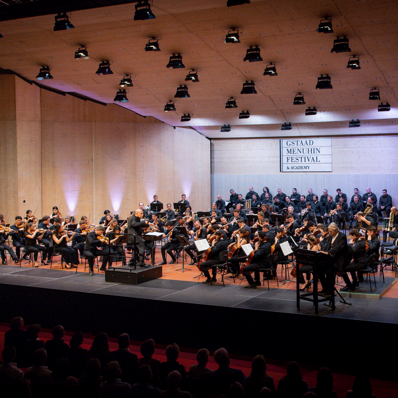 Gstaad Menuhin Festival Bühne mit grossem Orchester