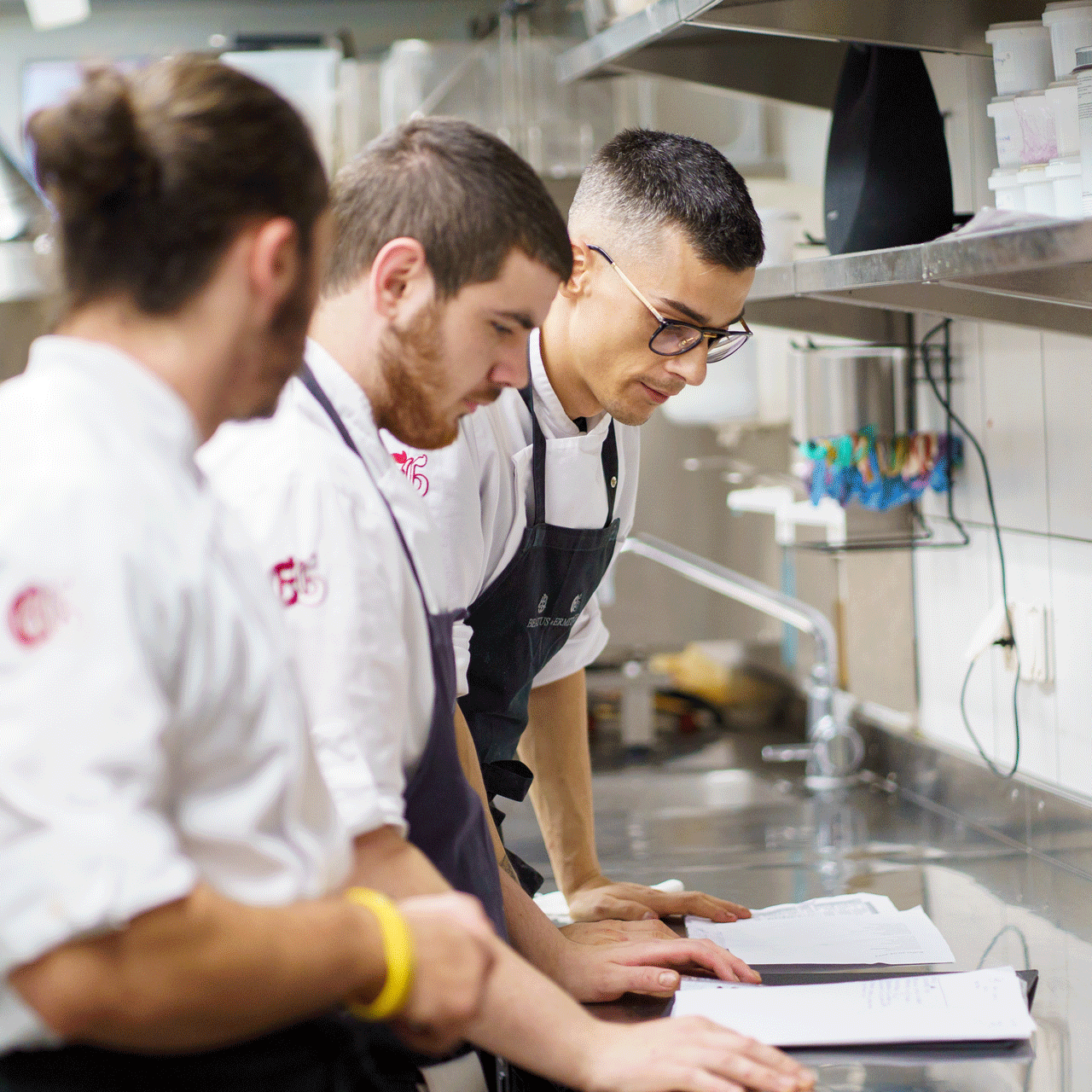 Küchenpersonal Drei Männer in einer Hotelküche