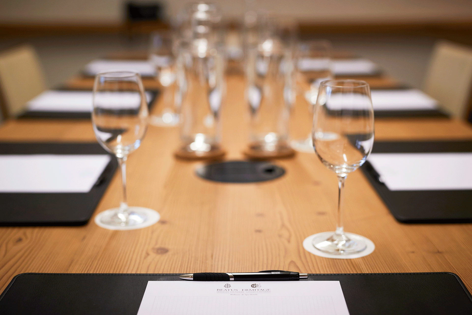 Détail de la photo avec table, sous-mains et verres