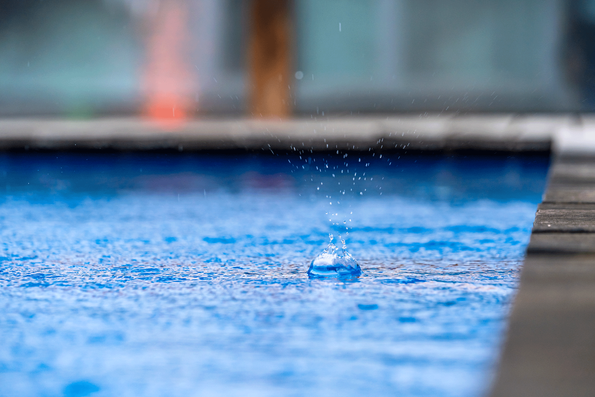 Tropfen auf der Wasseroberfläche