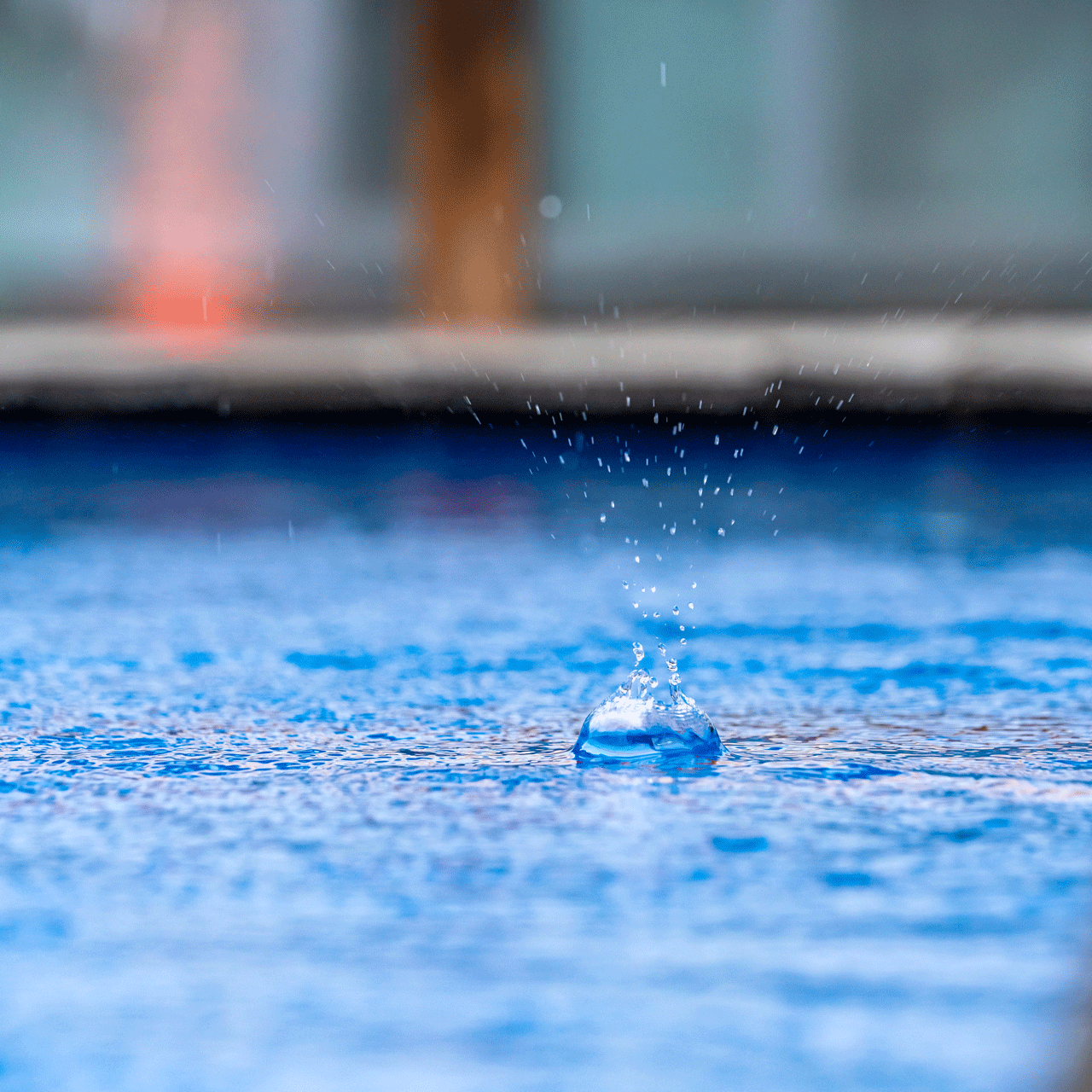 Das Sportpool im Hotel Ermitage Tropfen auf der Wasseroberfläche