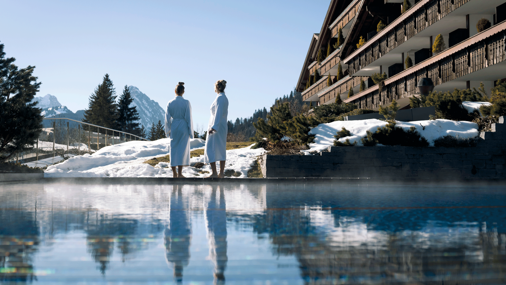 Solbad Winter Zwei Damen im Bademantel beim Aussen-Sportpool ERMITAGE