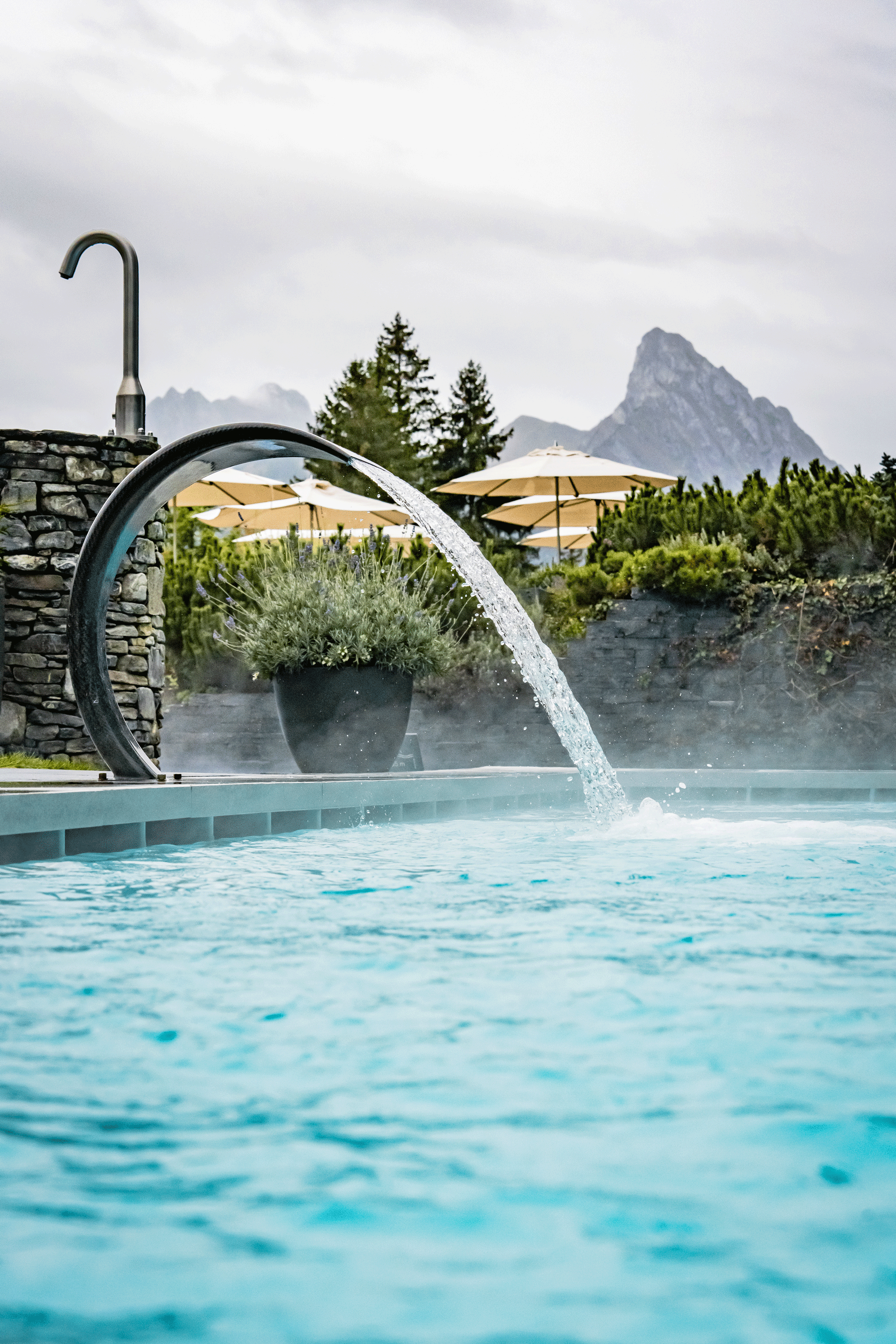 Schwimmbecken mit Wasserfall