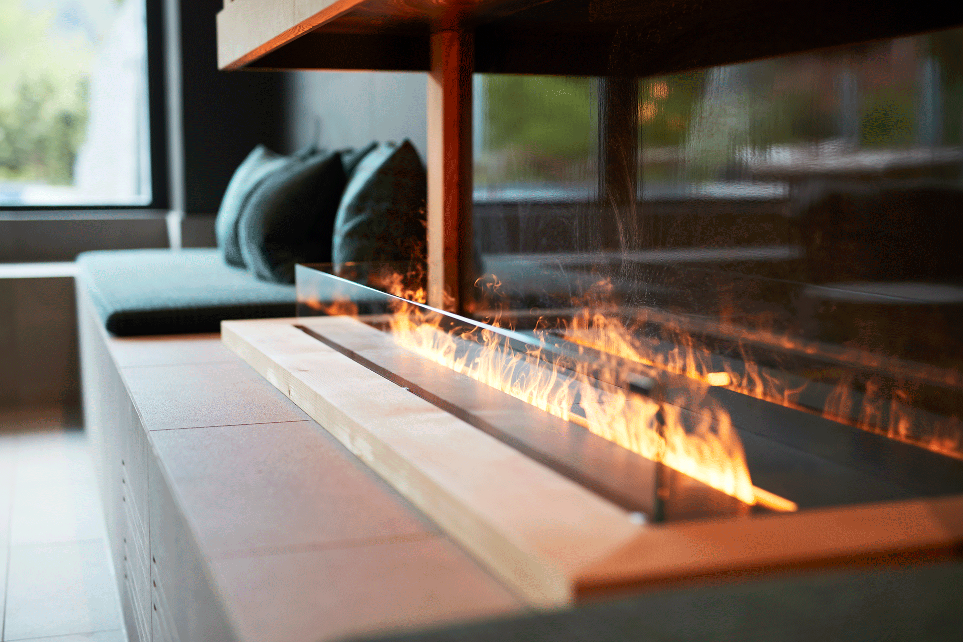 Ein Kamin, der mit echtem, organischem Feuer befeuert ist.