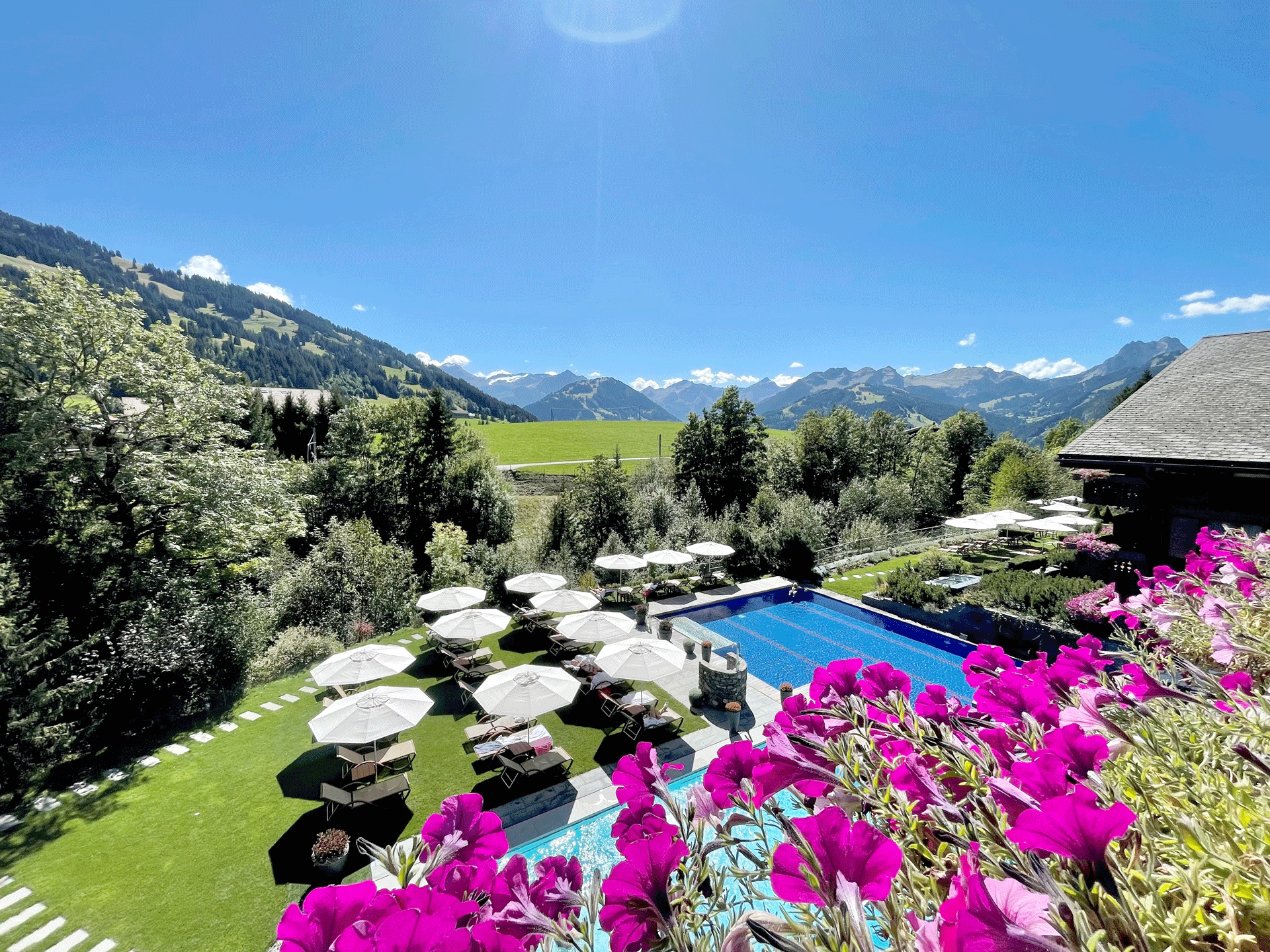 Jardin avec chaises longues et deux piscines
