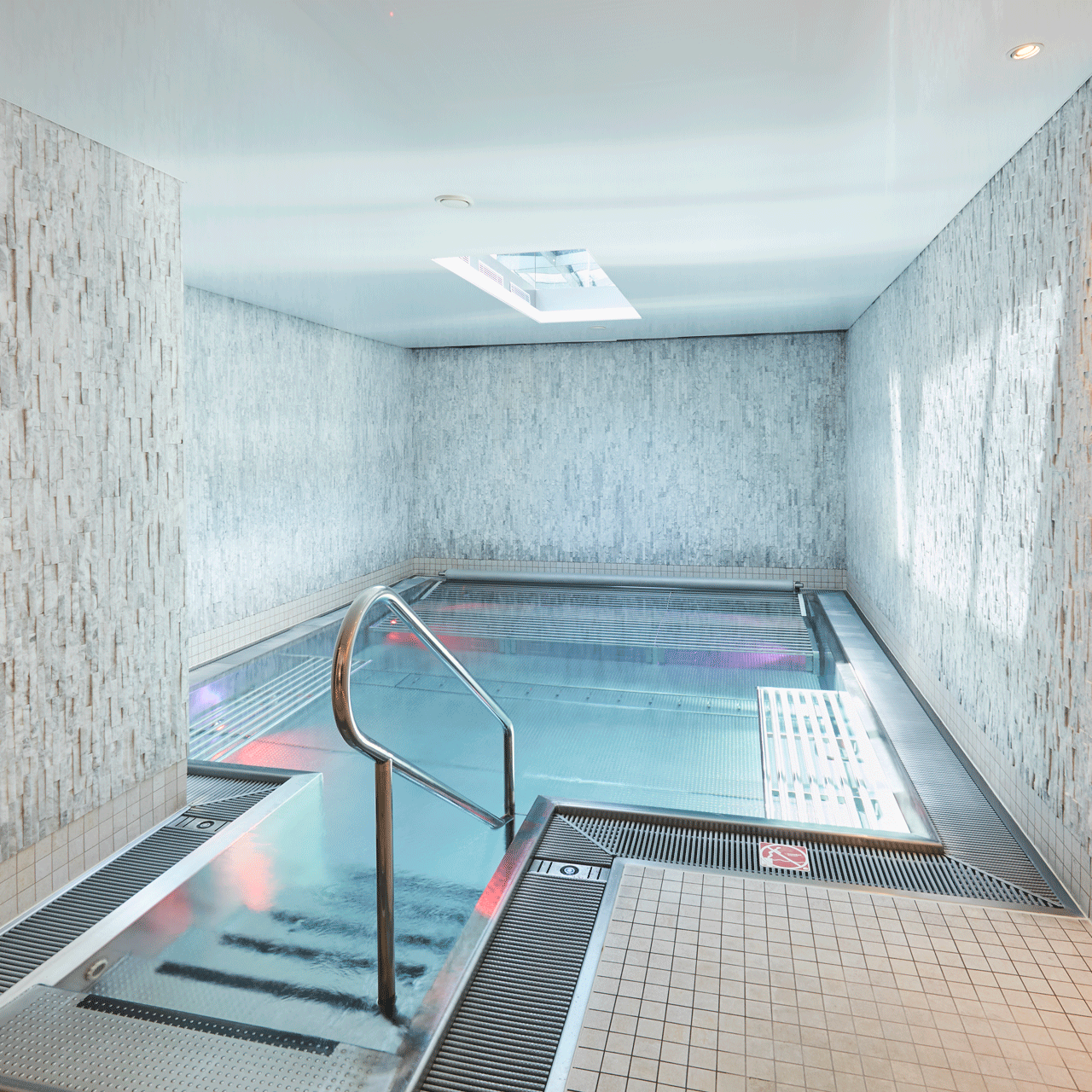 Whirlpool in the Hotel Ermitage Bright room with whirlpool and rough tiled wall