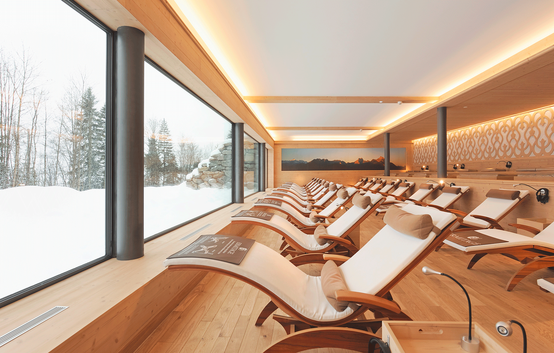 Panorama Ruheraum ERMITAGE mit Blick nach Draussen in den Schnee