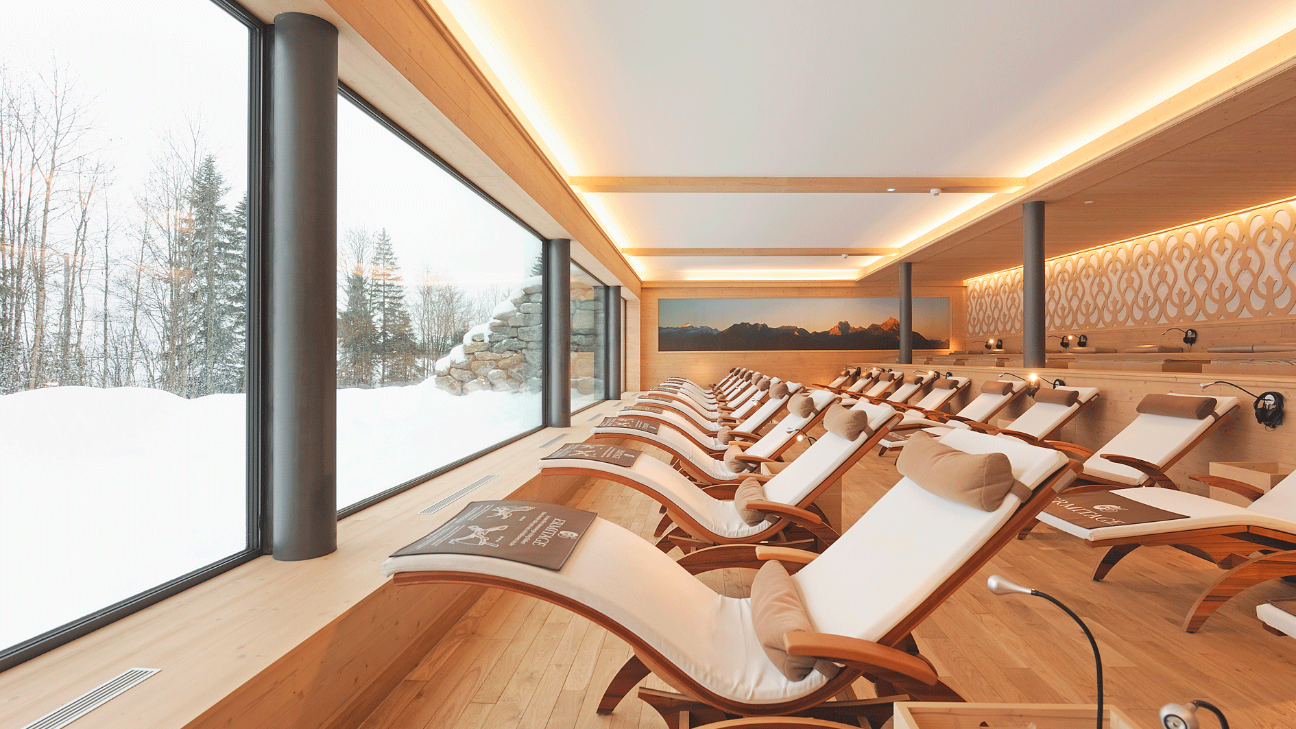 Chouflisalp Panorama Ruheraum Panorama Ruheraum ERMITAGE mit Blick nach Draussen in den Schnee