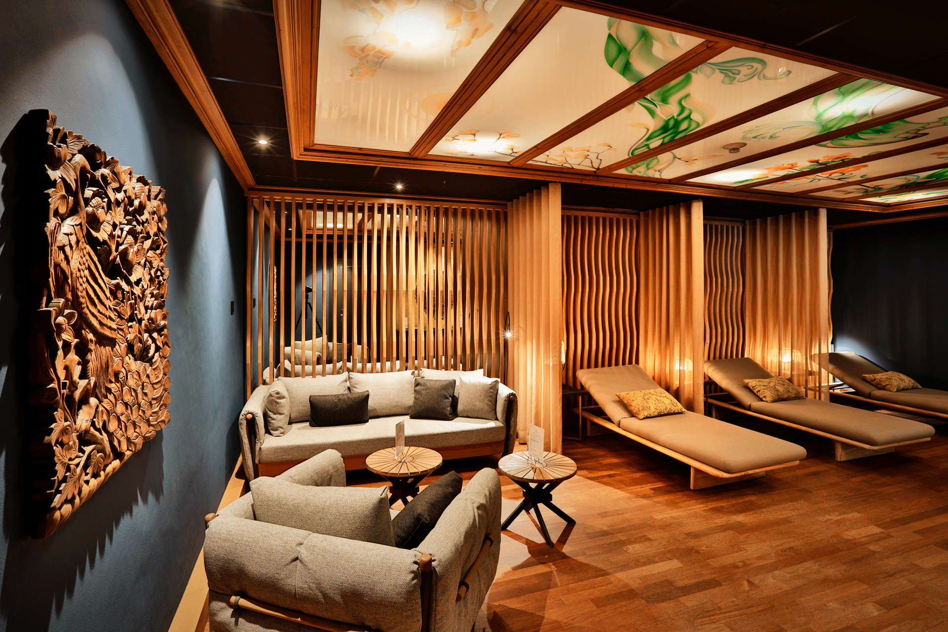 Lounge avec chaises longues, canapé et fauteuils rembourrés de style asiatique