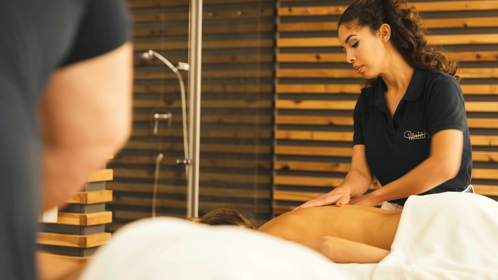 Massage à l'hôtel Ermitage Une femme masse le dos d'une autre femme