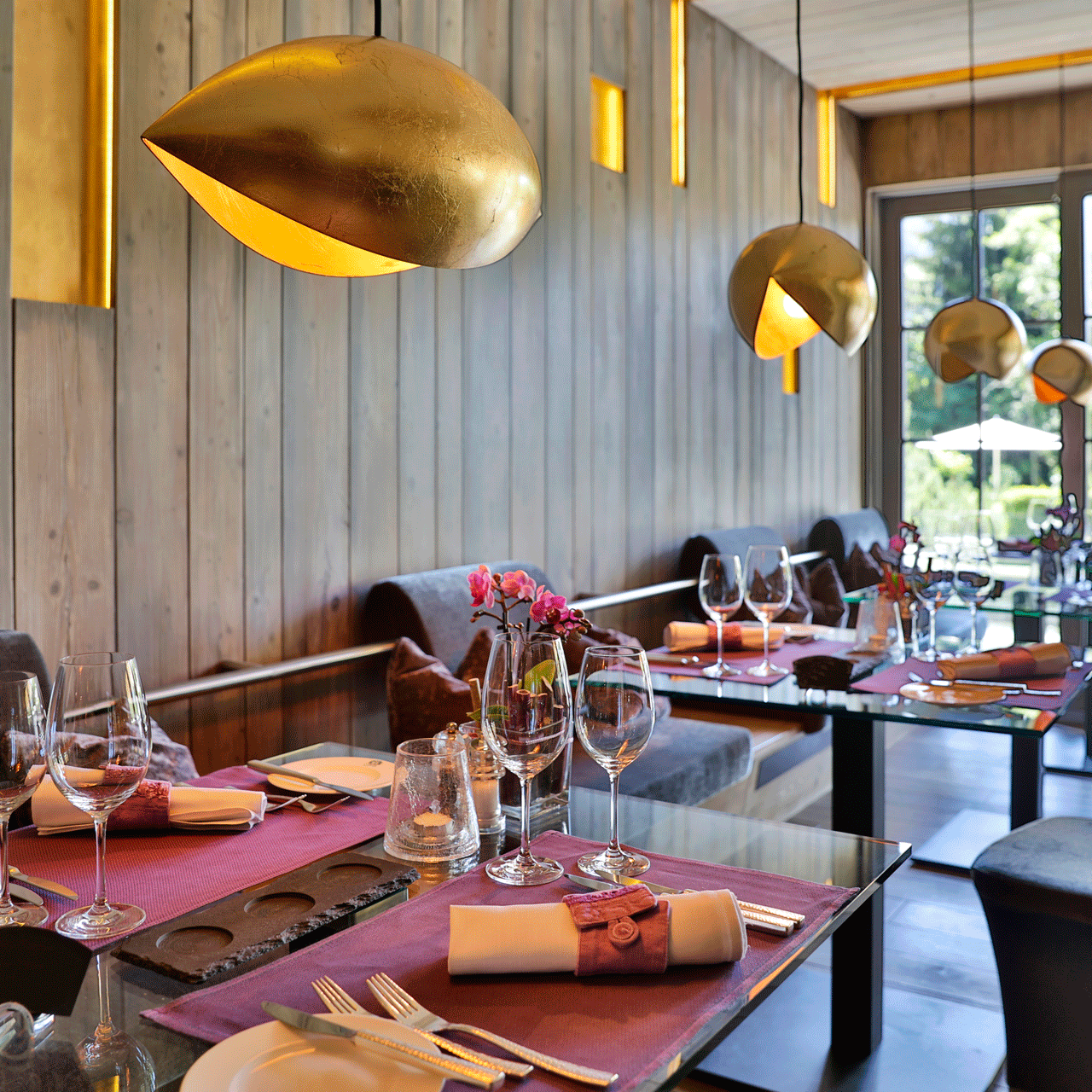 Laurenz-Stube im Hotel Ermitage Restaurant mit Holztäfelung und goldenen Hängelampen